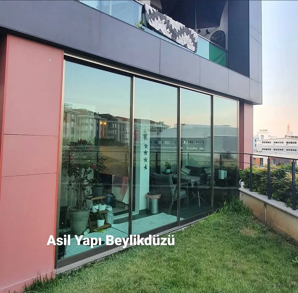 Balkon cephesinde cam sistem uygulaması